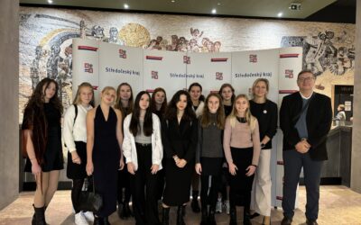 Tým mladších žákyň GFP a Jan Tintěra oceněni Středočeským krajem za skvělé výsledky ve školních soutěžích v roce 2024/2025